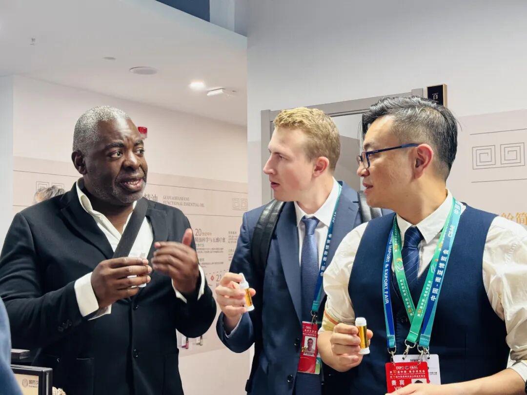 Présentation des huiles fonctionnelles et solutions de médecine traditionnelle chinoise — stand Sinopharm Hanfang.